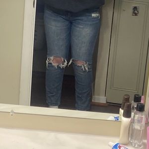 Distressed mom jeans💕